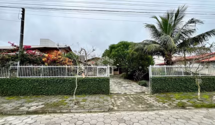 CASA EM SÃO FRANCISCO DO SUL, UBATUBA A POUCOS METROS DO MAR