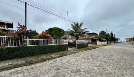 CASA EM SÃO FRANCISCO DO SUL, UBATUBA A POUCOS METROS DO MAR