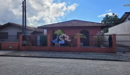 Vende-se casa em excelente localização no bairro Ubatuba - São Francisco do Sul/SC