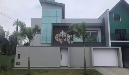 Sobrado Alto Padrão, Mobiliado, Novo e a 800m do Mar