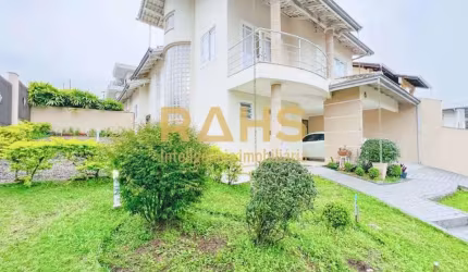 Sobrado Averbado com mais de 266m² em terreno de 408,27 m², sendo 1 suíte mais 3 quartos, 2 vagas de garagem coberta e espaço para mais 4 vagas desco