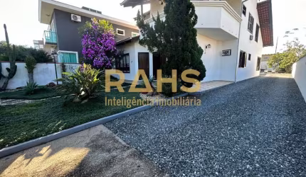 Sobrado com 4 quartos  sendo uma suíte com closet e 1 demi suite no piso inferior no Anita Garibaldi Joinville Santa Catarina