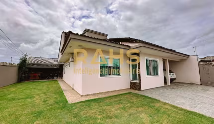 Casa com suíte e dois dormitórios à venda.