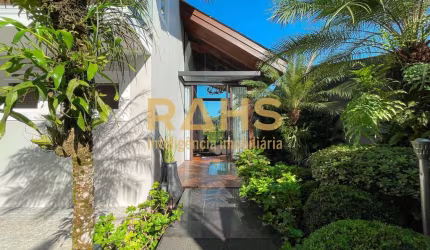 Casa Alto Padrão à Venda no bairro América em Joinville/SC