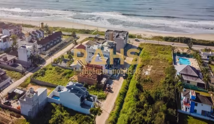 Sobrado Geminado na praia de Itapoá com 165m² a 70m do mar.