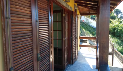 Petrópolis   Valparaiso    Casa de 3 quartos sem garagem.