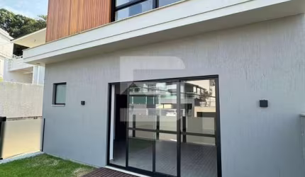 Casa com 3 Dormitórios - Córrego Grande -  Florianópolis/SC