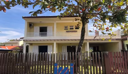 Sobrado na faixa do mar com espaço de terreno