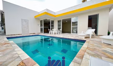 Casa com piscina perto do mar