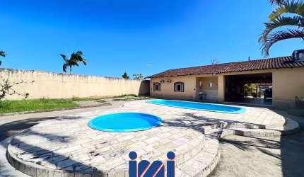 Casa amplo terreno com piscina na praia