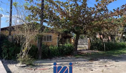 CASA COM ESPAÇO DE TERRENO NA FAIXA MAR