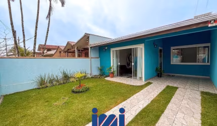 Casa com piscina e suíte na faixa do mar à venda