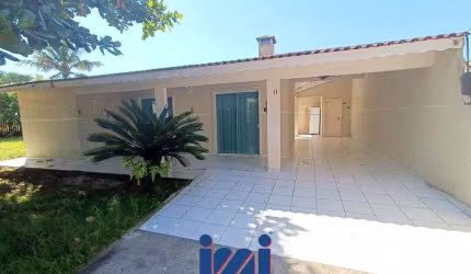 Casa em amplo terreno de esquina na Barra do Saí