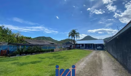 Casa com amplo terreno