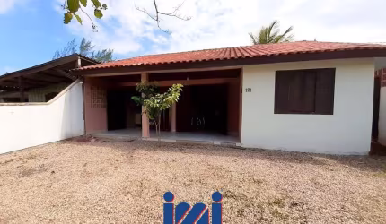 Casa próxima ao mar na Barra do Saí