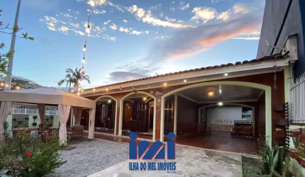 Casa com ponto comercial no centro de Matinhos-PR