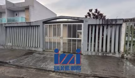 Casa com sobrado nos fundos a venda Matinhos