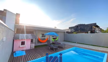 Casa com piscina no Jardim Canadá