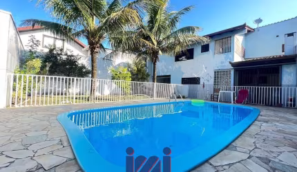 Sobrado 5 dormitórios com piscina perto do mar