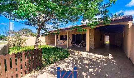 Casa faixa mar com 3 quartos e espaço de terreno