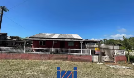 Casa com amplo terreno de esquina