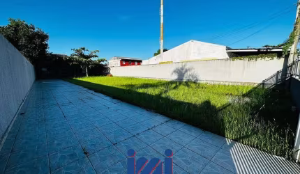 Casa com amplo terreno em Praia de Leste