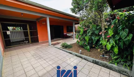 Casa com espaço de terreno perto do mar a venda