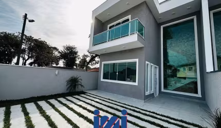 Sobrado novo com piscina perto do mar a venda