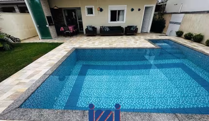 Casa com piscina e suítes Balneário Atami