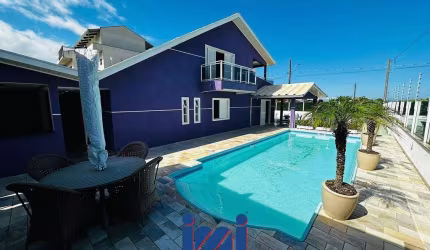 Sobrado com piscina frente mar a venda