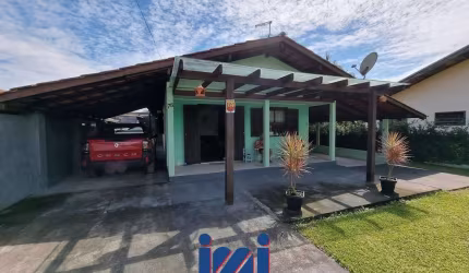 Casa com espaço de terreno a venda em Guaratuba