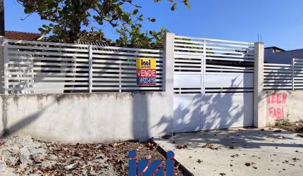 Casa com espaço de terreno e 4 quartos