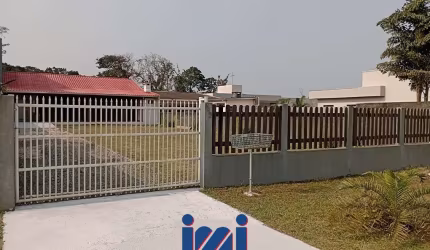 Casa com amplo espaço de terreno em Guaratuba
