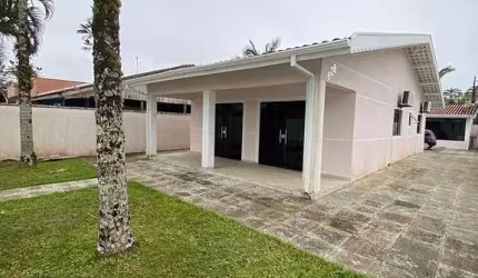 Casa de esquina com piscina em Guaratuba