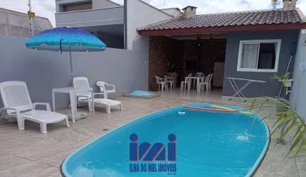 Casa com Piscina quadra do mar a venda Guaratuba