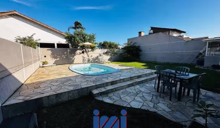 Casa com piscina 1 quadra do mar no Guarapari