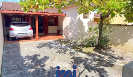Casa com terreno nos fundos