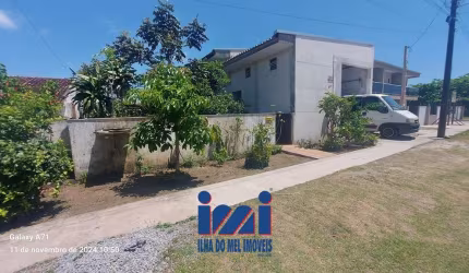 Casa no Grajaú na faixa do mar com barracão