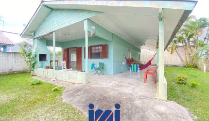 Casa com amplo espaço de terreno em Pontal do sul