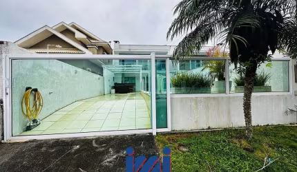 Sobrado com piscina perto do mar a venda no Atami