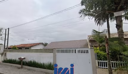 Casa com piscina próxima a praia no Eliana