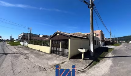 Casa ampla com 3 quartos em Matinhos.