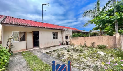Casa com 02 quartos no Costa Azul