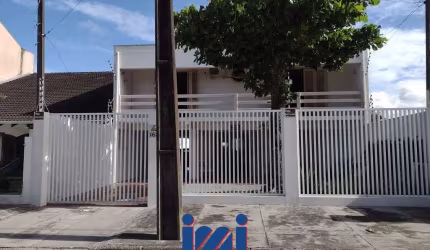 Sobrado a venda com piscina à 30 metros do mar