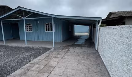 Imóvel com piscina em Matinhos