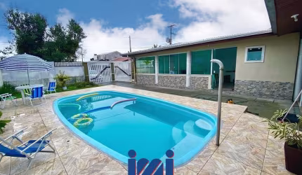 Casa perto do mar com piscina em Praia de Leste