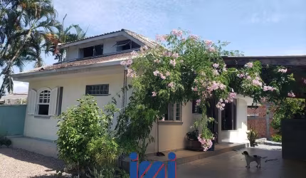 Casa com espaço terreno Praia de Leste