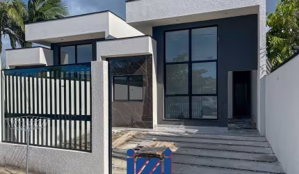 Casa perto do mar com piscina à venda