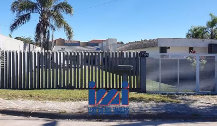 Casa com amplo espaço de terreno e piscina