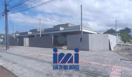 Casa á venda com 3 dormitórios no Bairro Piçarras